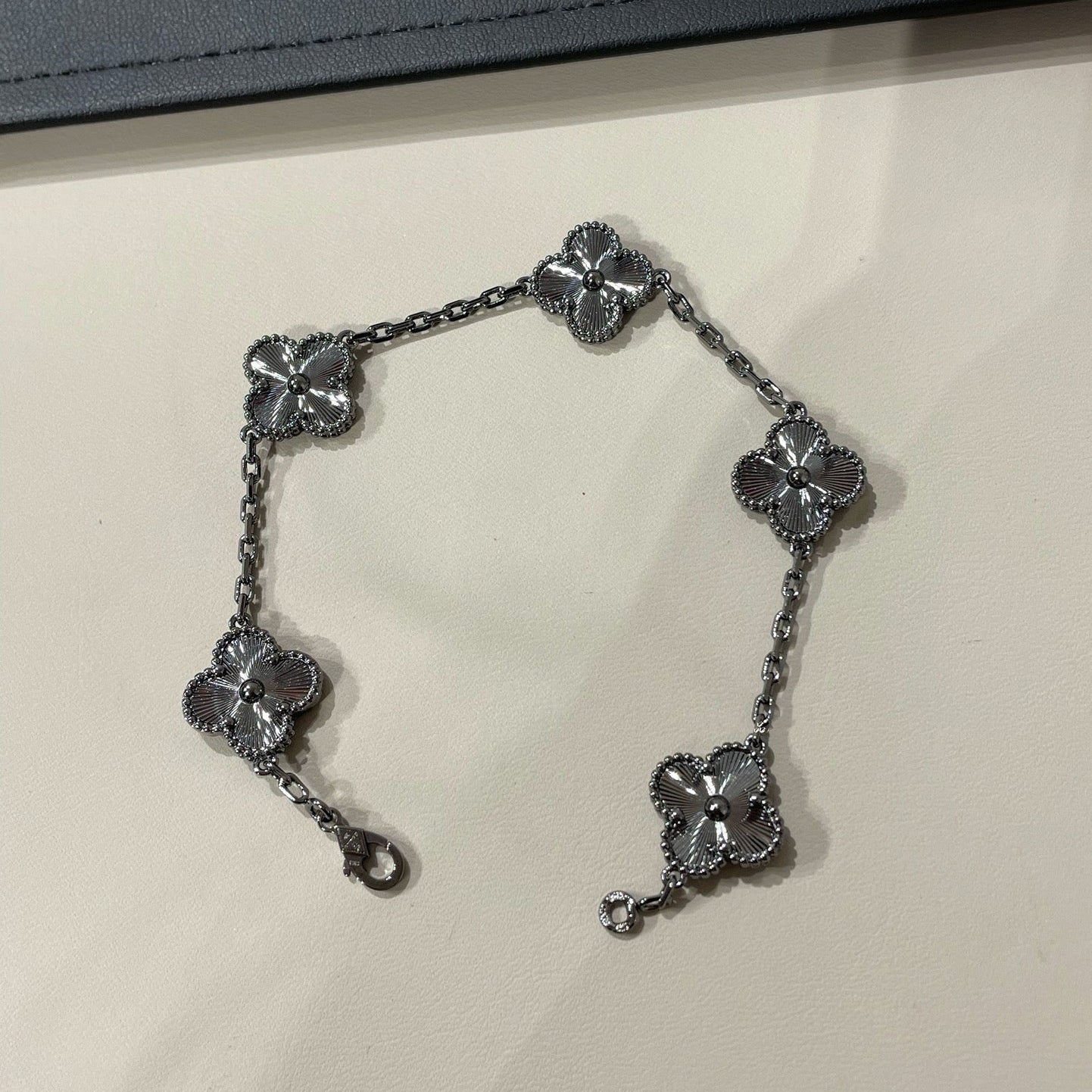 [Lumi Jewellery]CLOVER 5 MOTIF BLACK BRACELET