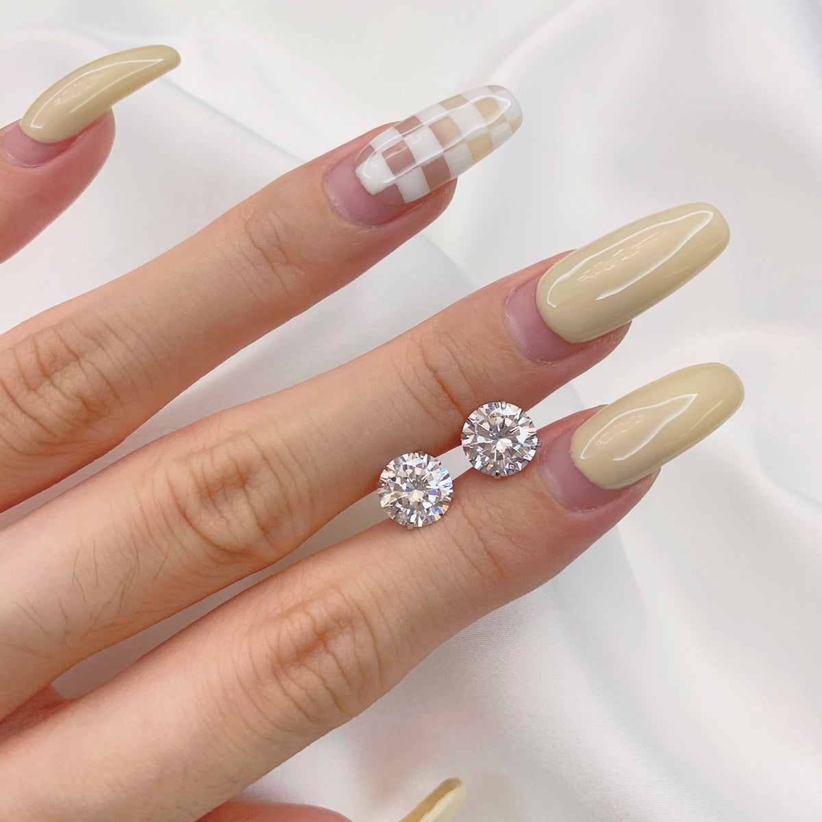 [Lumi Jewellery]Stylish Shiny Round Center Stone Stud Earrings