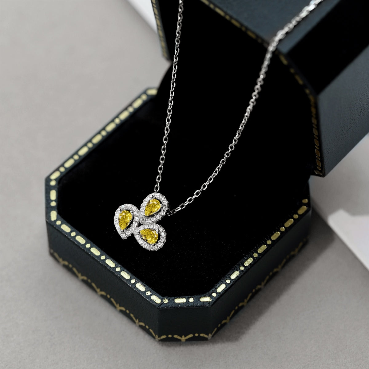 [Lumi Jewellery]Elegant Flower Shape Pear Cut Necklace