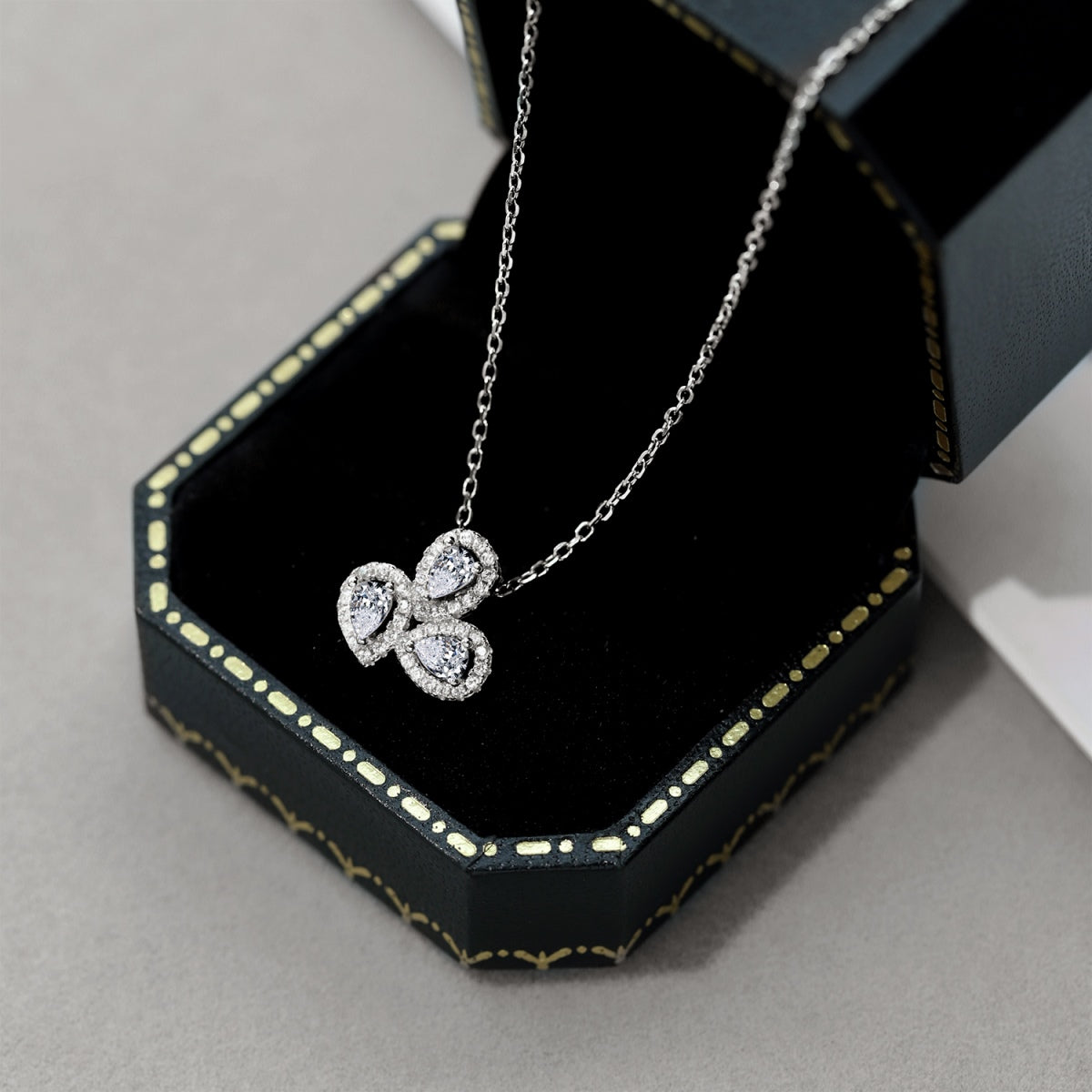 [Lumi Jewellery]Elegant Flower Shape Pear Cut Necklace