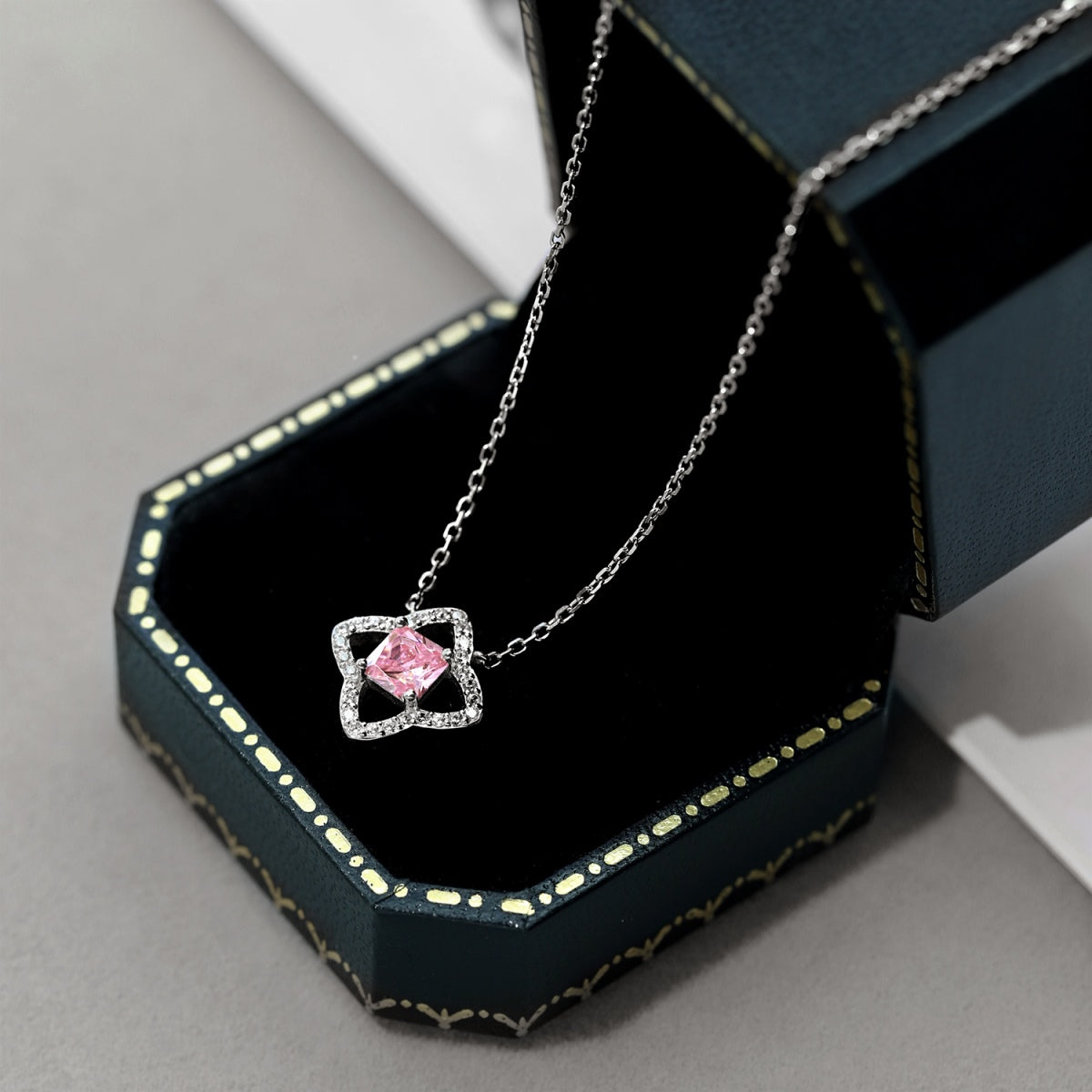 [Lumi Jewellery]Exquisite Flower Shape Princess Cut Necklace