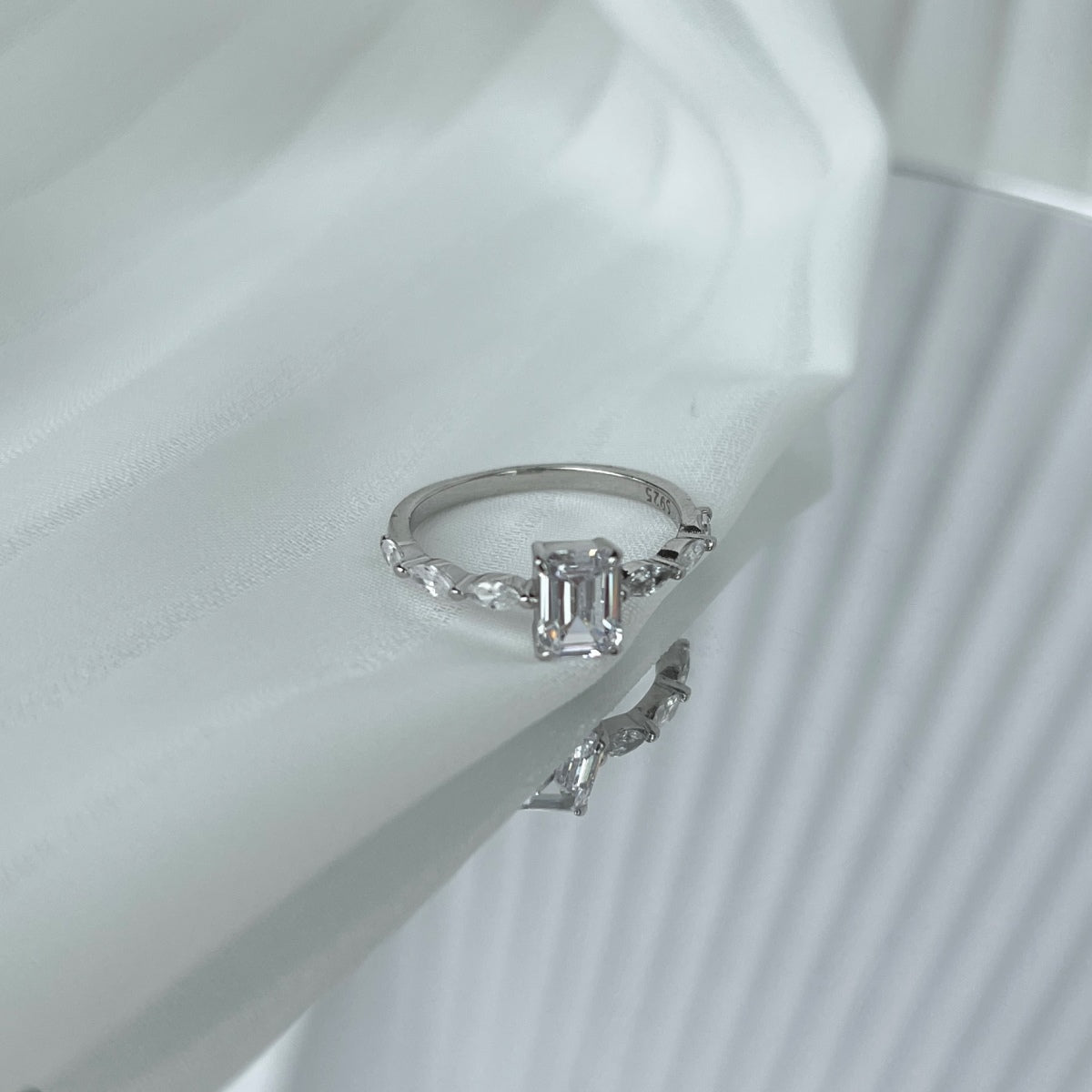 [Lumi Jewellery]1.0 Carat Dainty Resplendent Radiant Cut Daily Ring