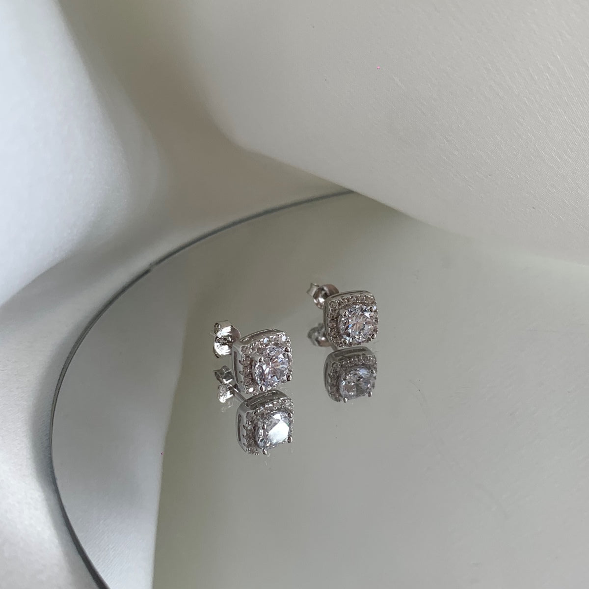 [Lumi Jewellery]Classic Round Center Stone Stud Earrings