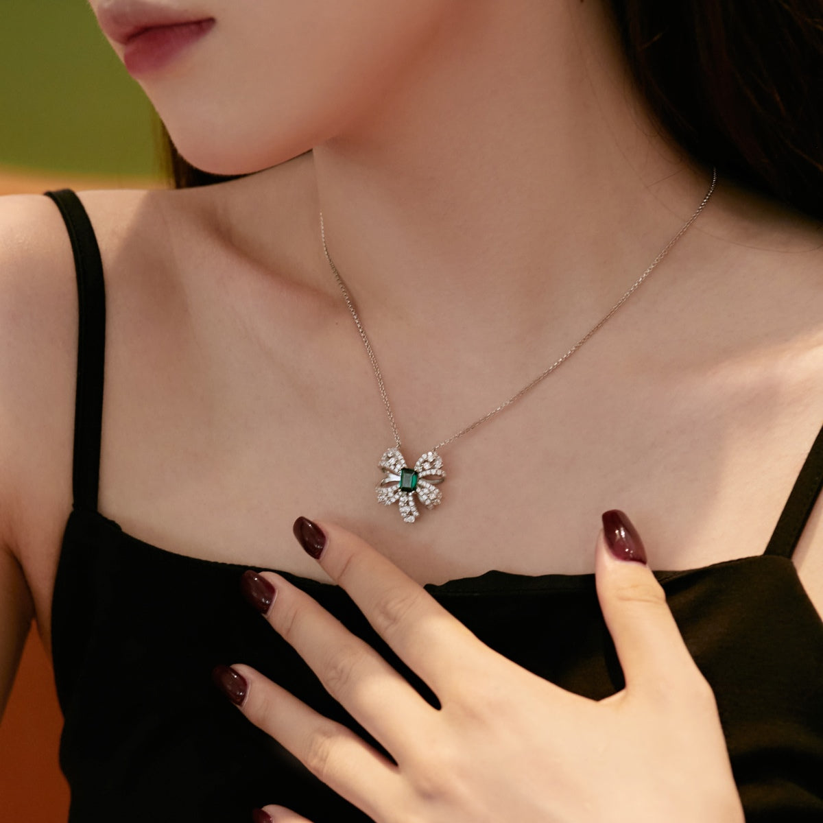 [Lumi Jewellery]Luxurious Flower Shape Emerald Cut Necklace
