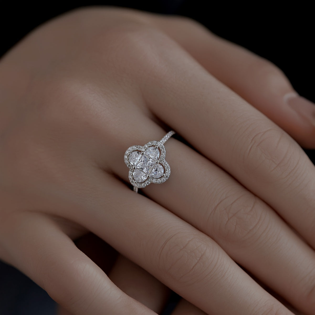 [Lumi Jewellery]Luxurious Eternity Flower Shape Banquet Ring