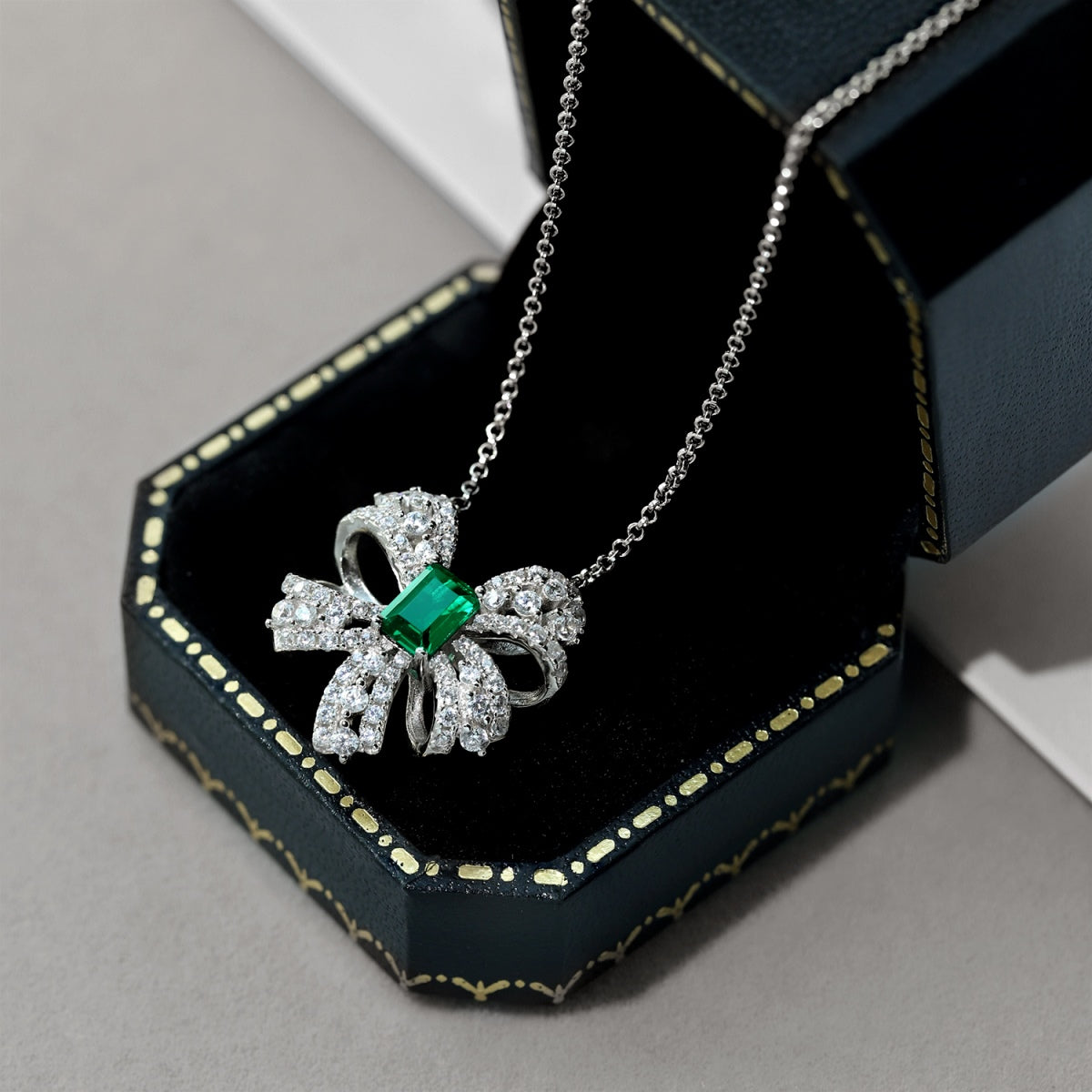 [Lumi Jewellery]Luxurious Flower Shape Emerald Cut Necklace
