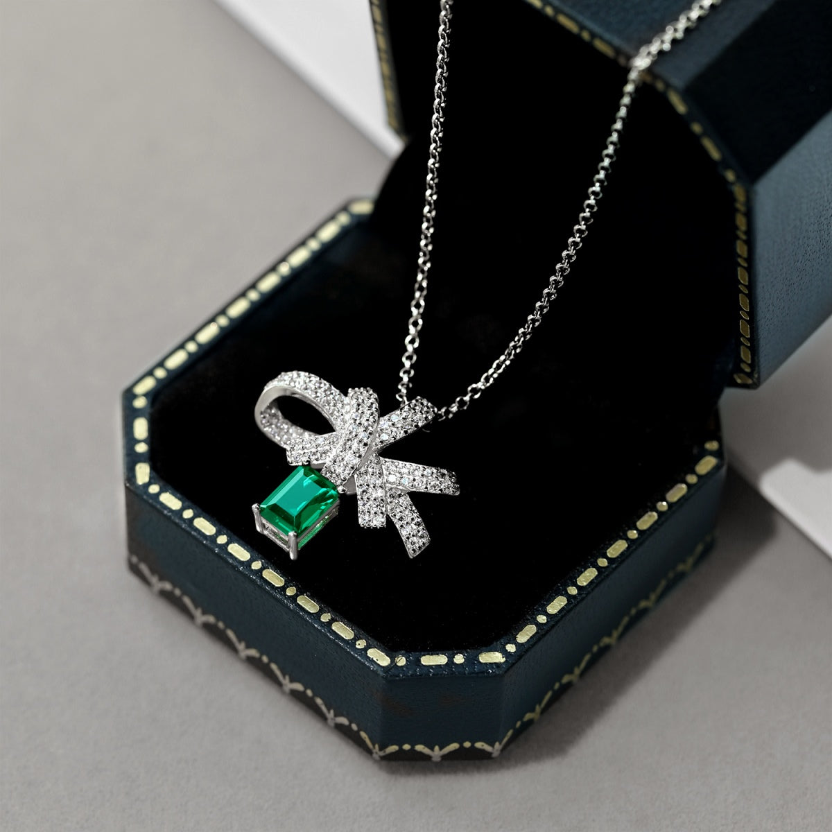 [Lumi Jewellery]Luxurious Flower Shape Emerald Cut Necklace