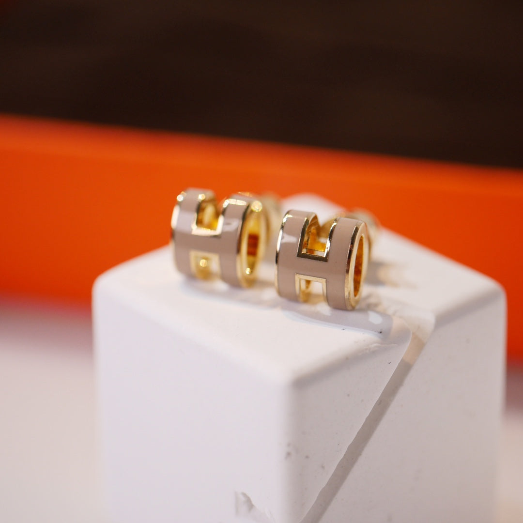 [Lumi Jewellery]MINI POP H GOLD EARRINGS GREY