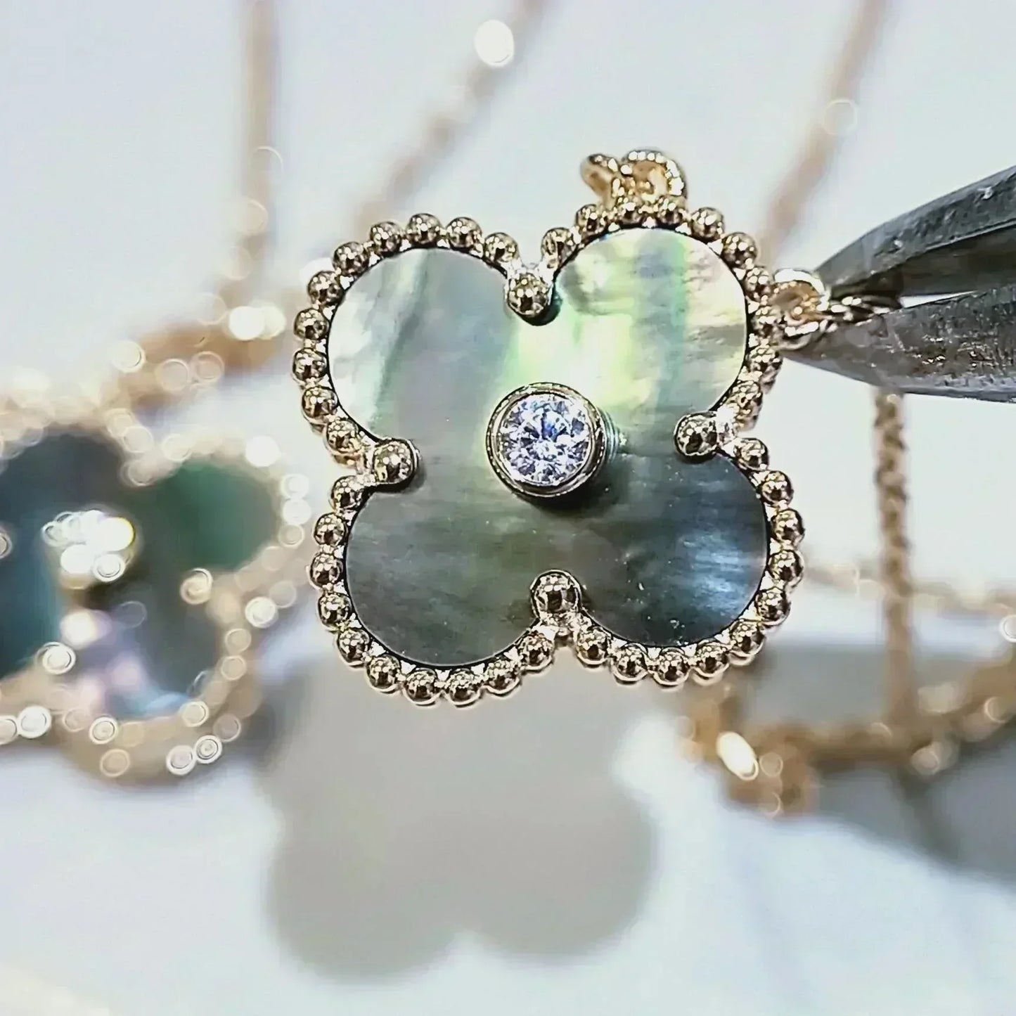 [Lumi Jewellery]CLOVER 15MM DIAMOND AND MOTHER-OF-GREY NECKLACE