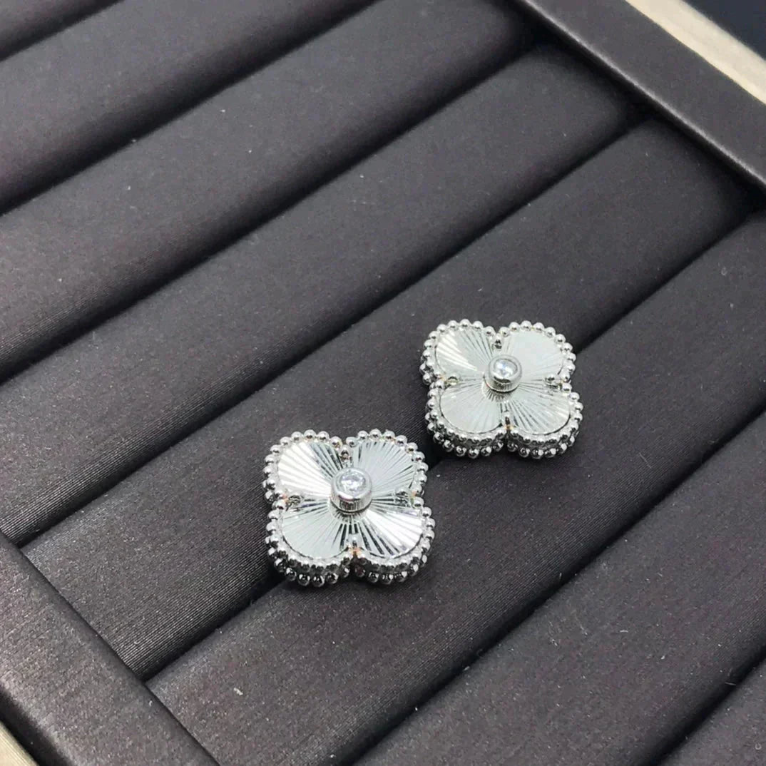 [Lumi Jewellery]CLOVER MINI 9.5MM LASER EARRINGS