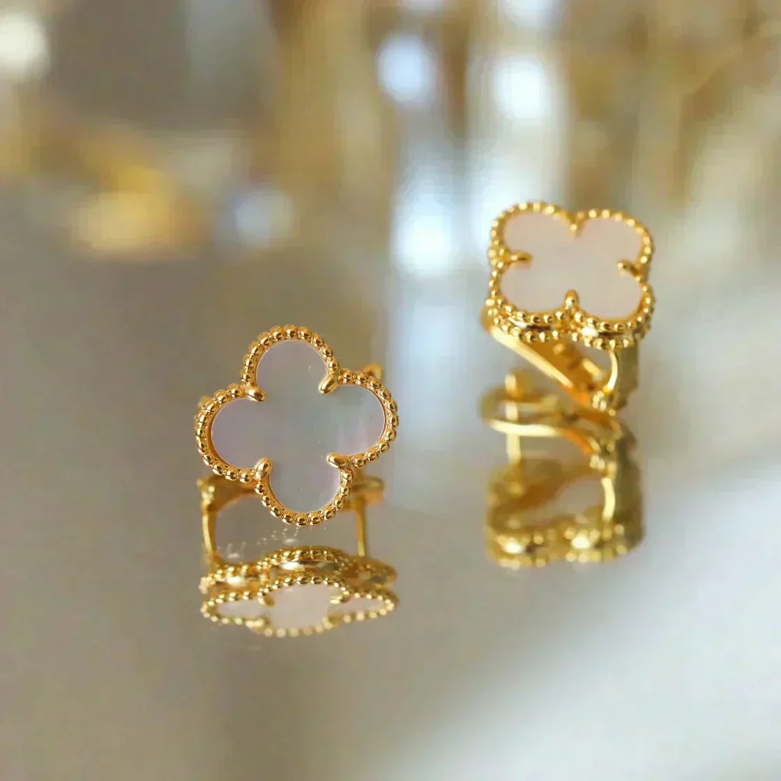 [Lumi Jewellery]CLOVER MEDIUM 1 MOTIFS  WHITE MOP STUD EARRINGS