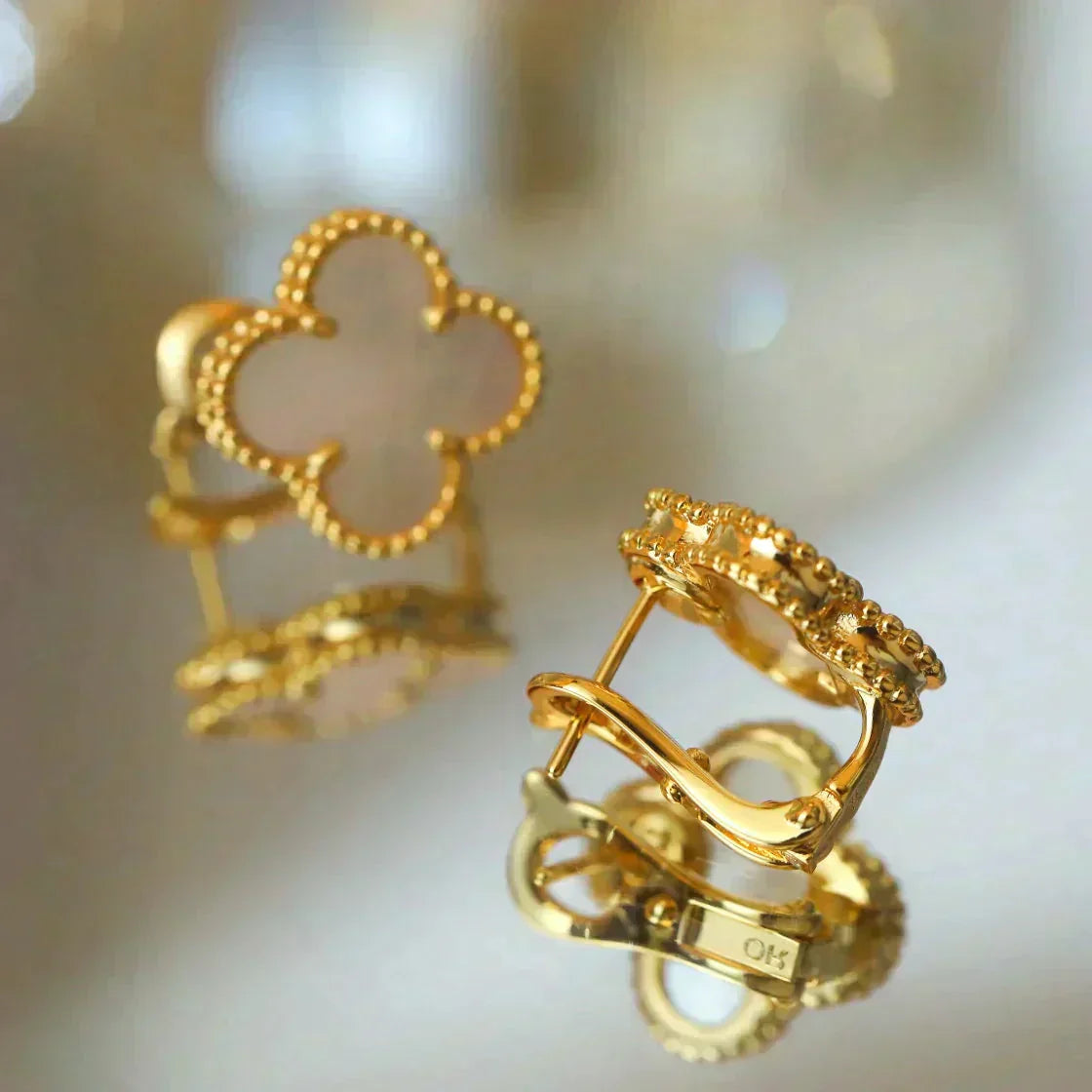[Lumi Jewellery]CLOVER MEDIUM 1 MOTIFS  WHITE MOP STUD EARRINGS