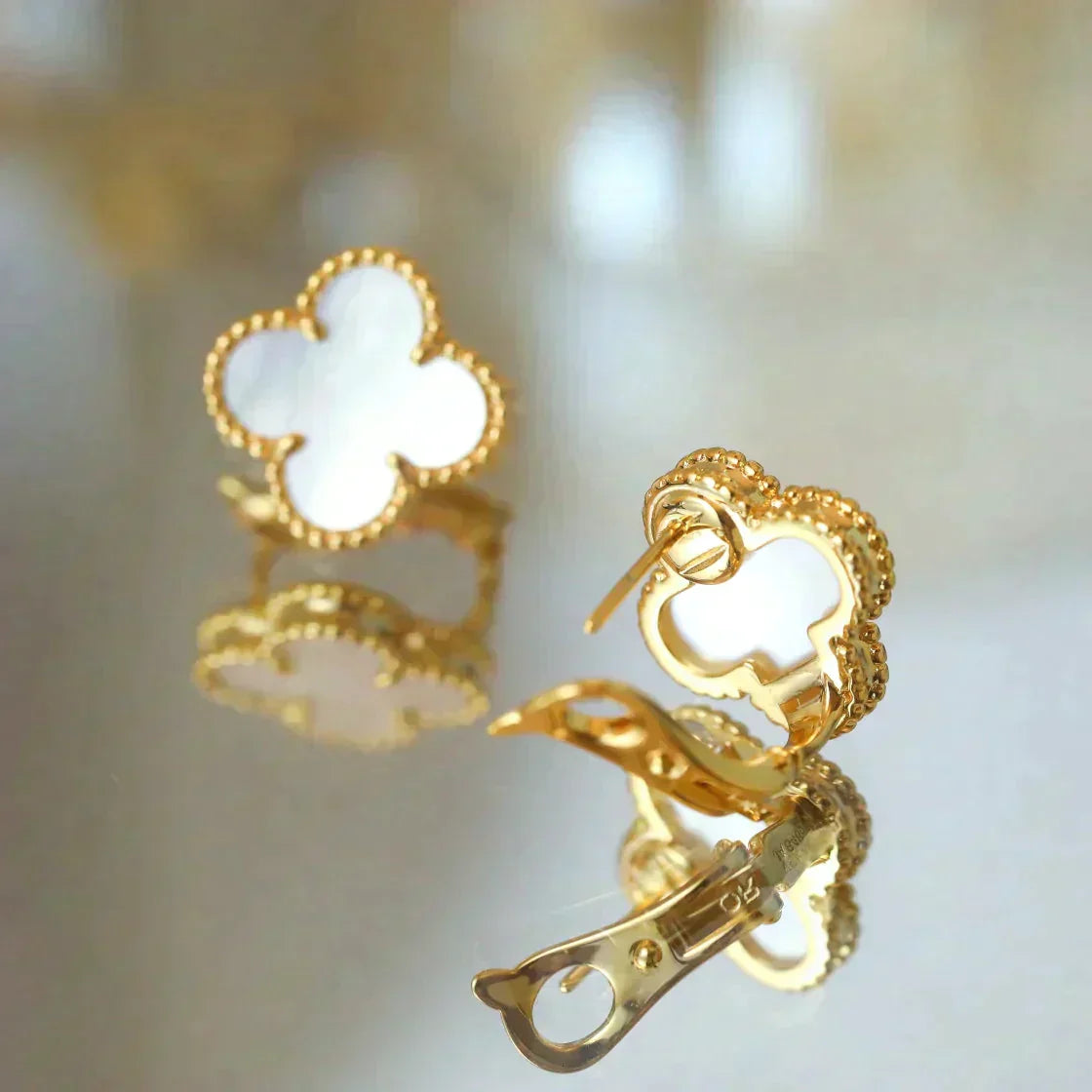[Lumi Jewellery]CLOVER MEDIUM 1 MOTIFS  WHITE MOP STUD EARRINGS