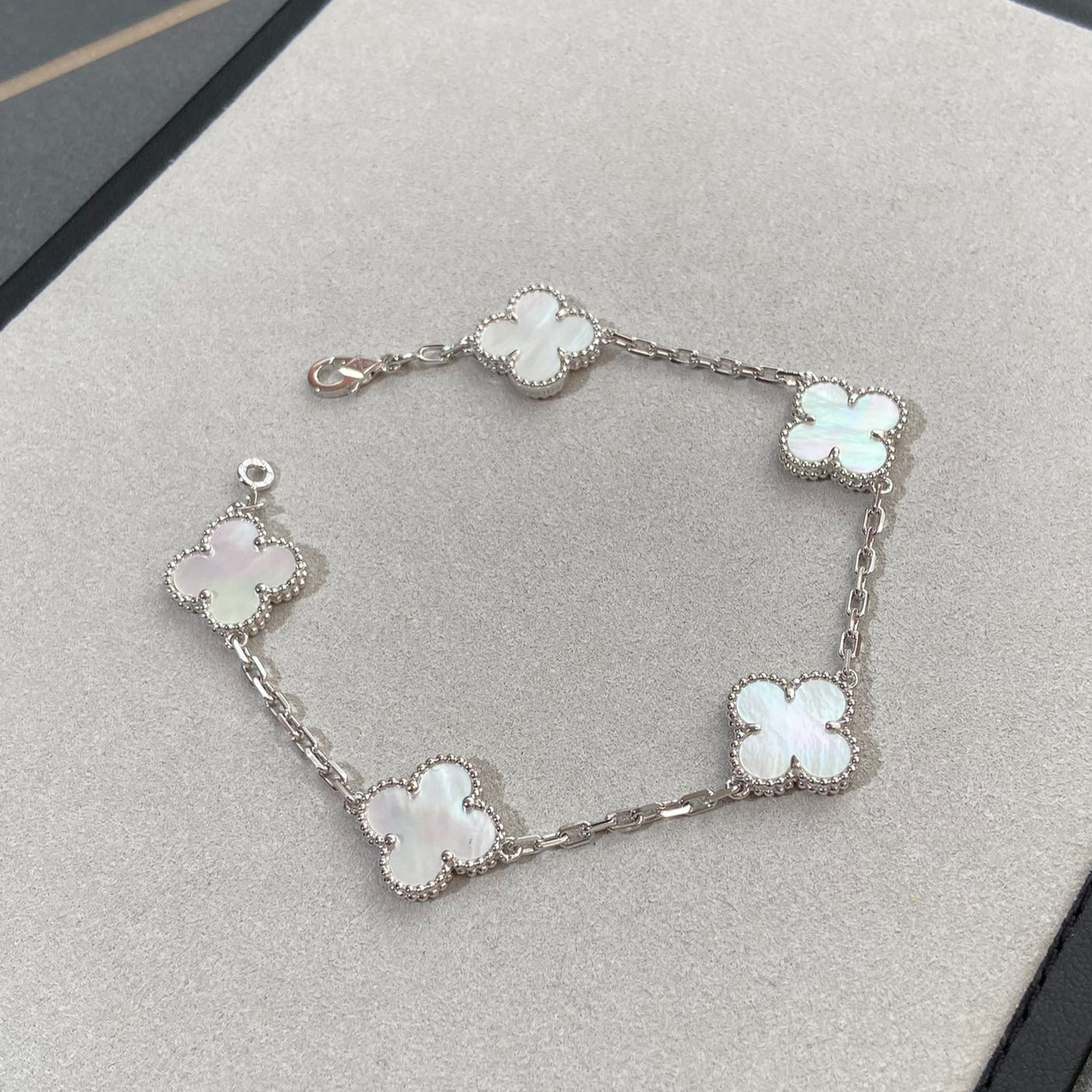 [Lumi Jewellery]CLOVER WHITE PEARL MOP 5 MOTIF BRACELET COLLECTION