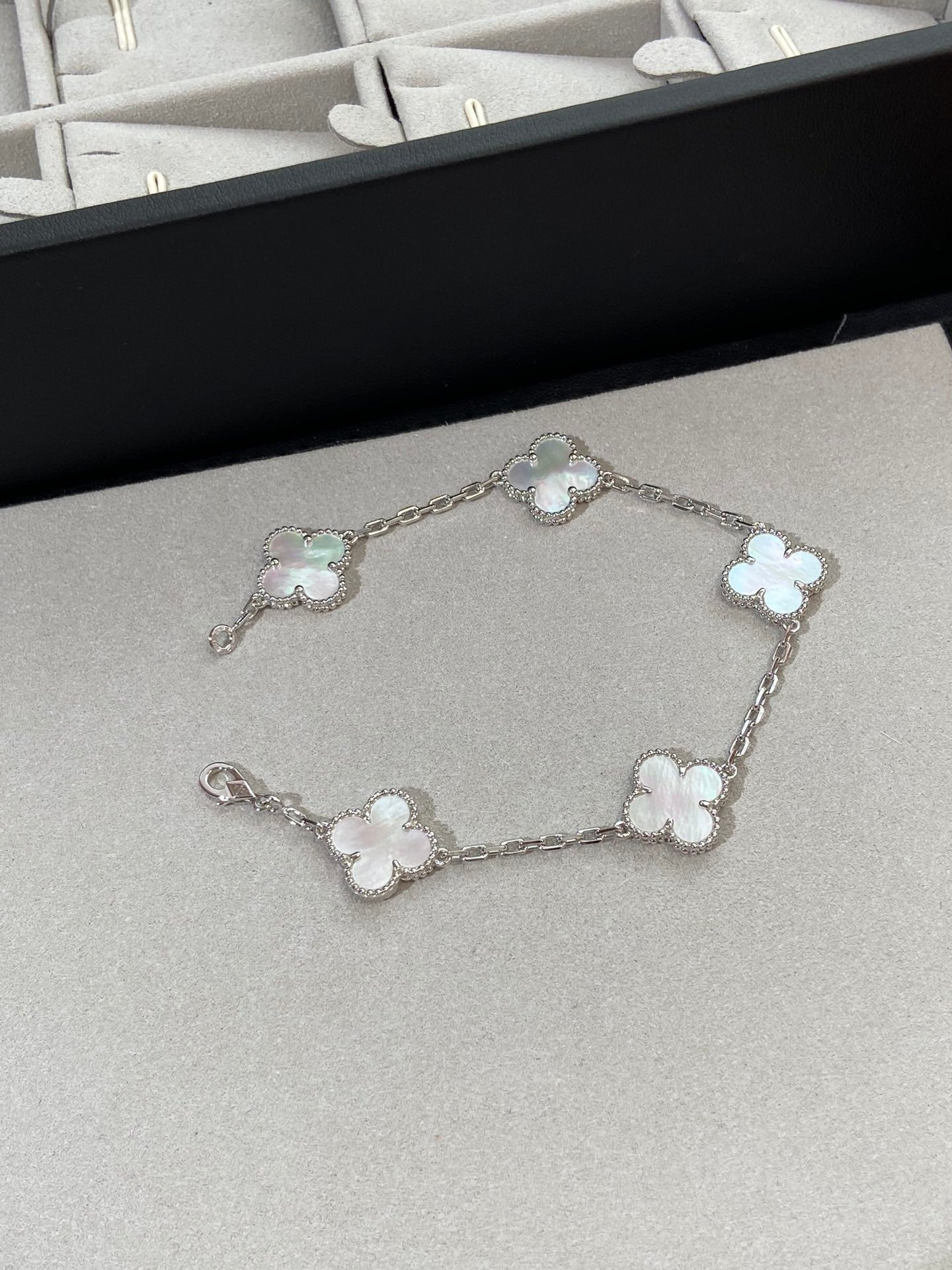 [Lumi Jewellery]CLOVER WHITE PEARL MOP 5 MOTIF BRACELET COLLECTION