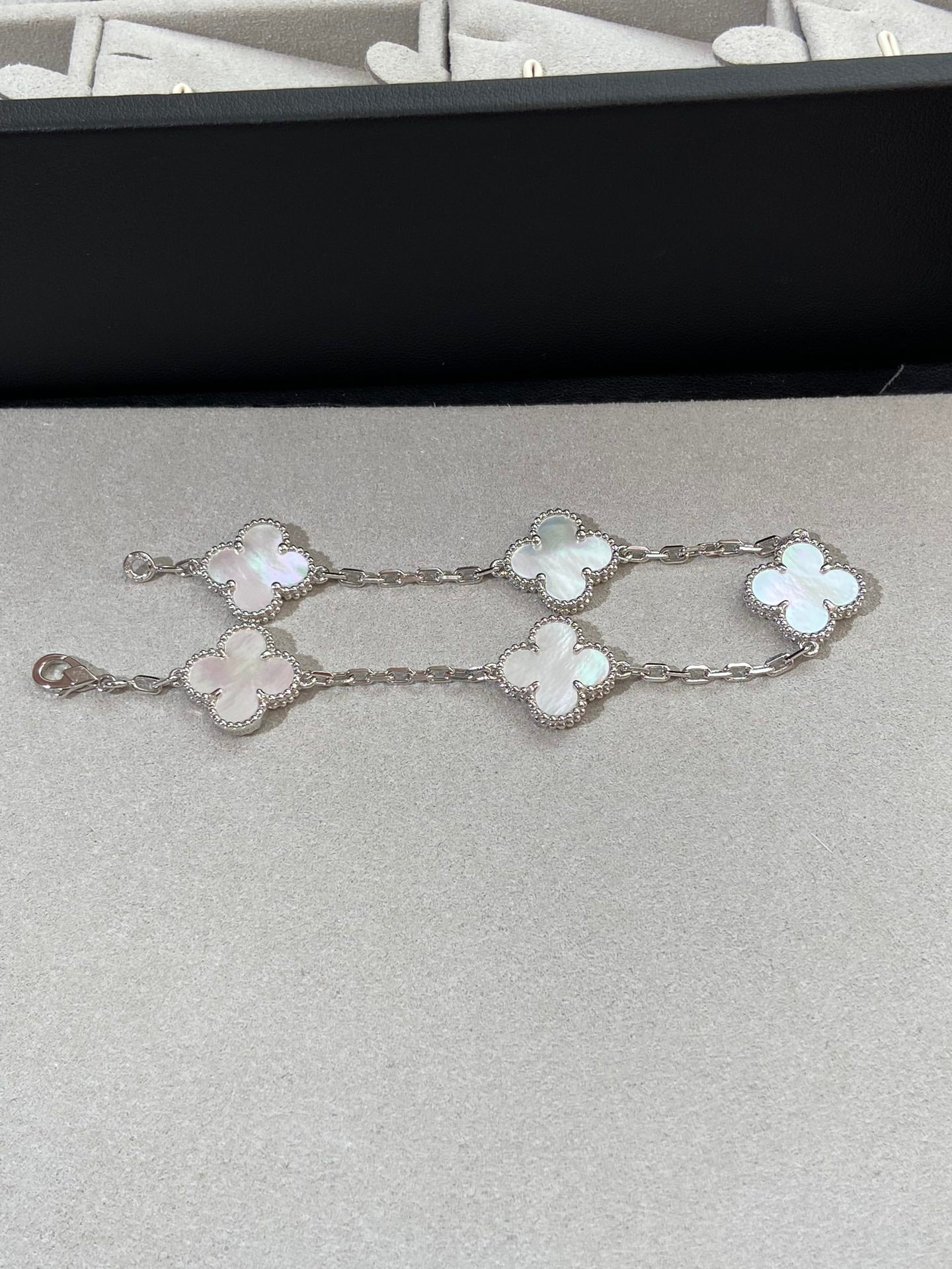 [Lumi Jewellery]CLOVER WHITE PEARL MOP 5 MOTIF BRACELET COLLECTION