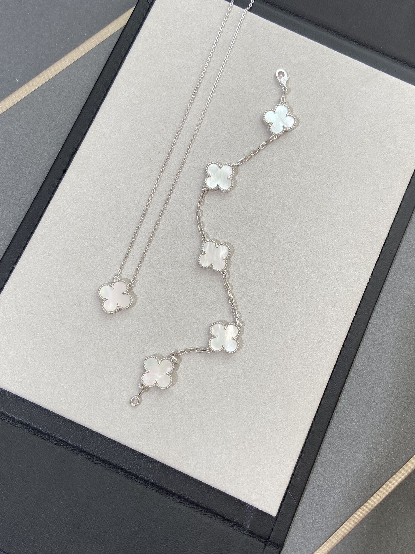 [Lumi Jewellery]CLOVER WHITE PEARL MOP 5 MOTIF BRACELET COLLECTION