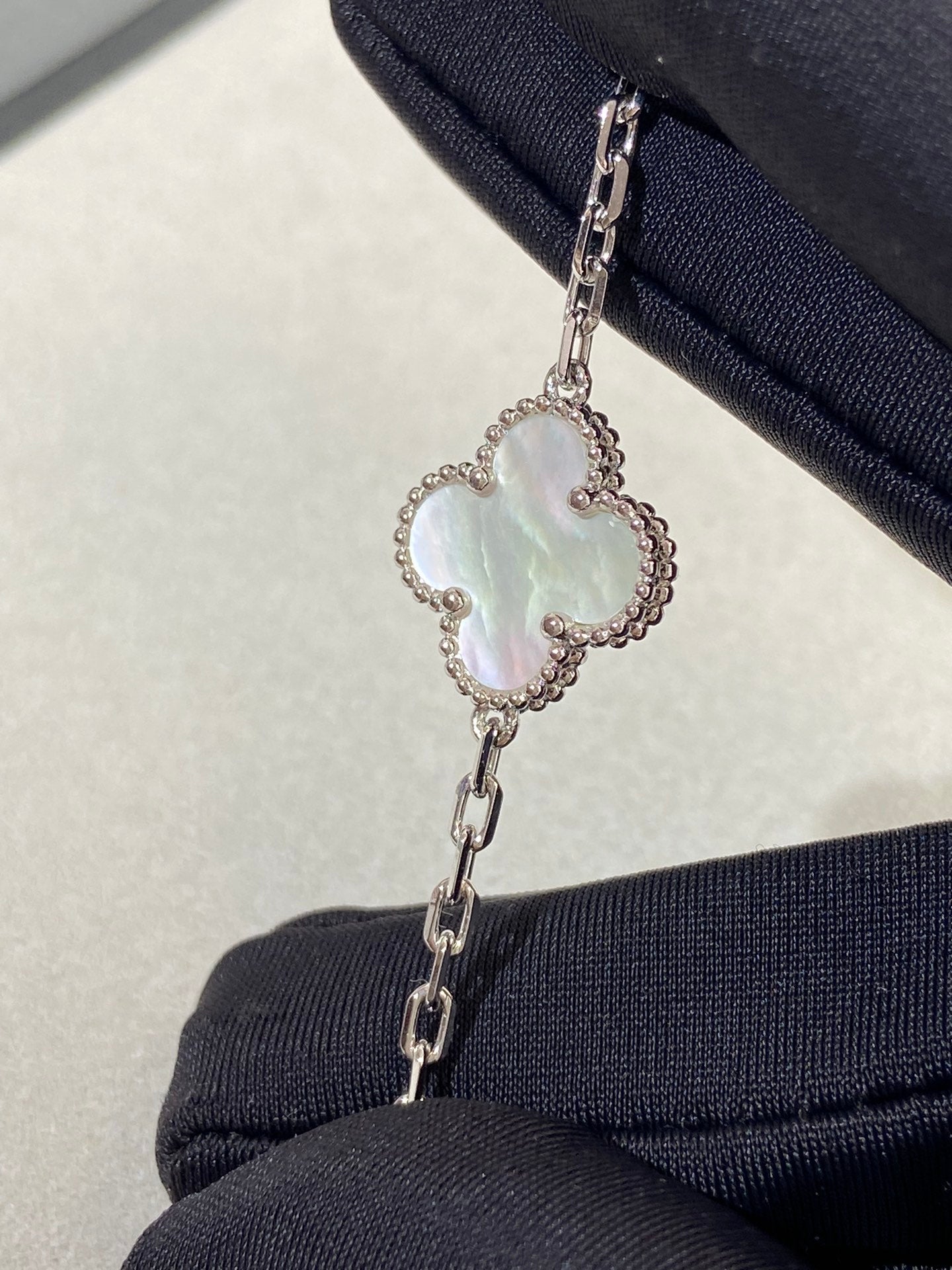 [Lumi Jewellery]CLOVER WHITE PEARL MOP 5 MOTIF BRACELET COLLECTION