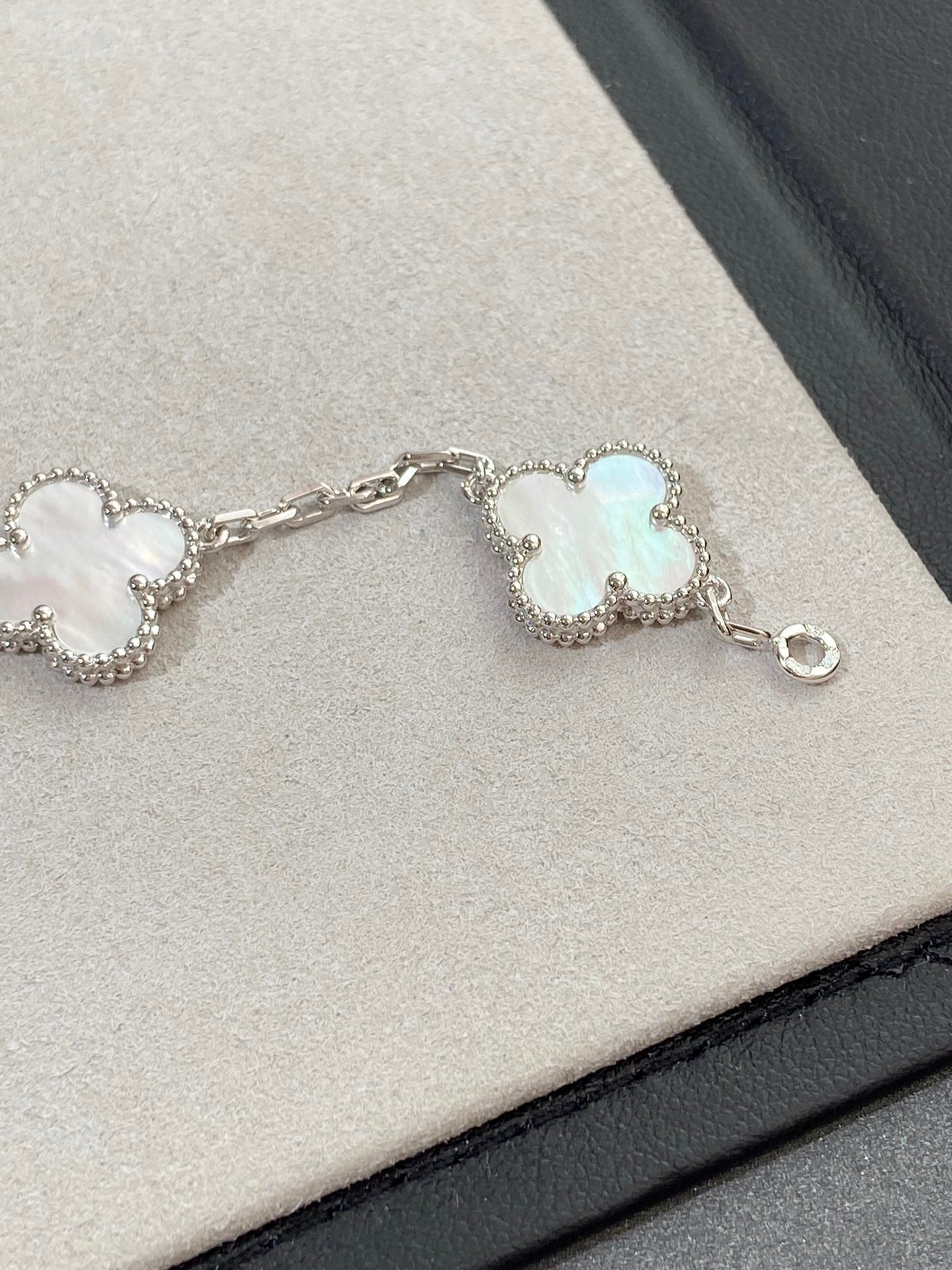 [Lumi Jewellery]CLOVER WHITE PEARL MOP 5 MOTIF BRACELET COLLECTION