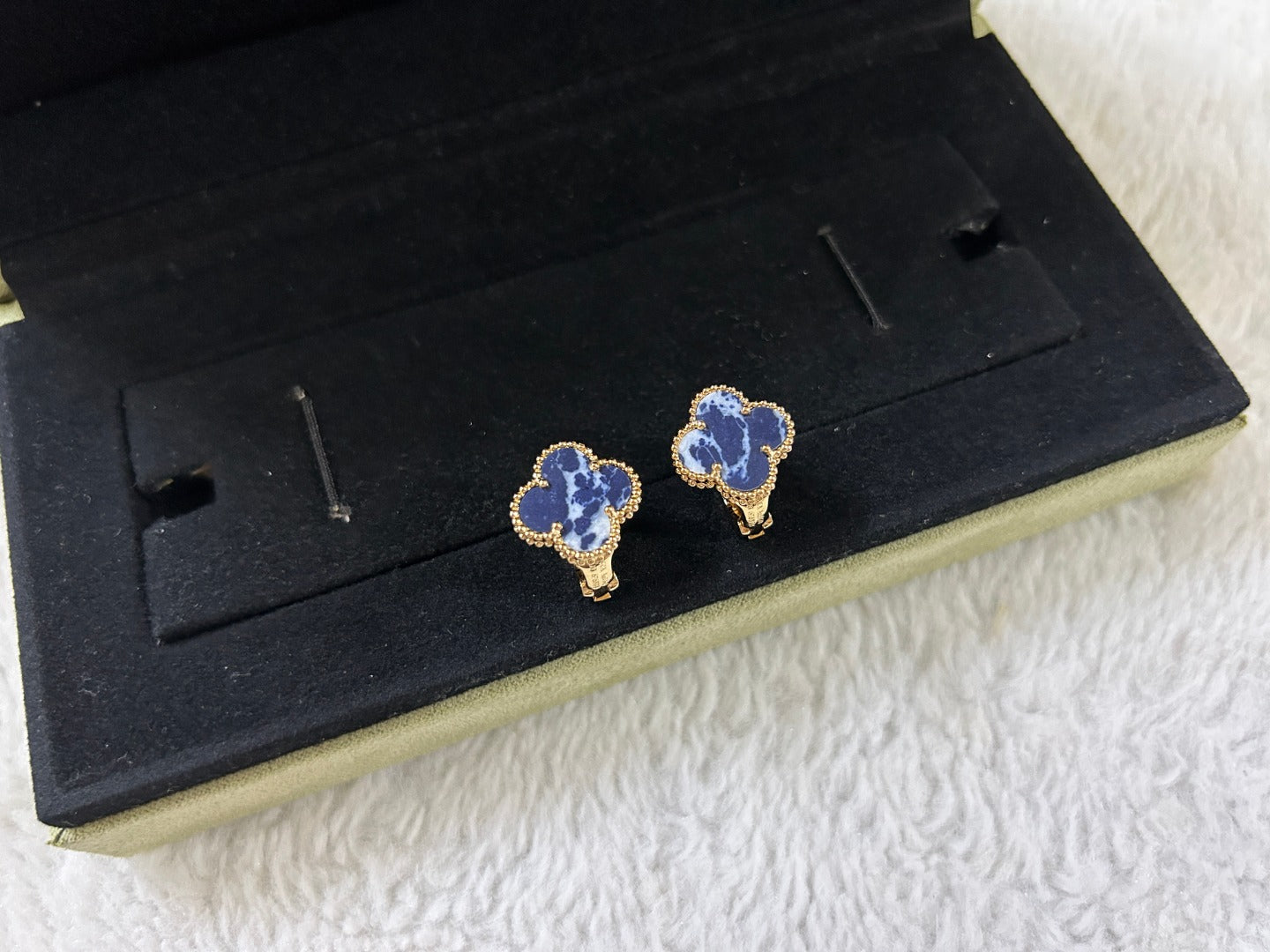 [Lumi Jewellery]CLOVER PIETERSITE MEDIUM STUD EARRINGS