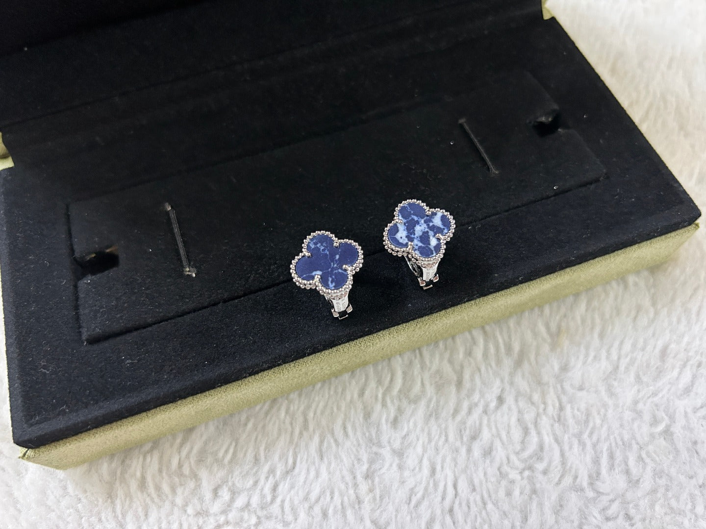 [Lumi Jewellery]CLOVER PIETERSITE MEDIUM STUD EARRINGS