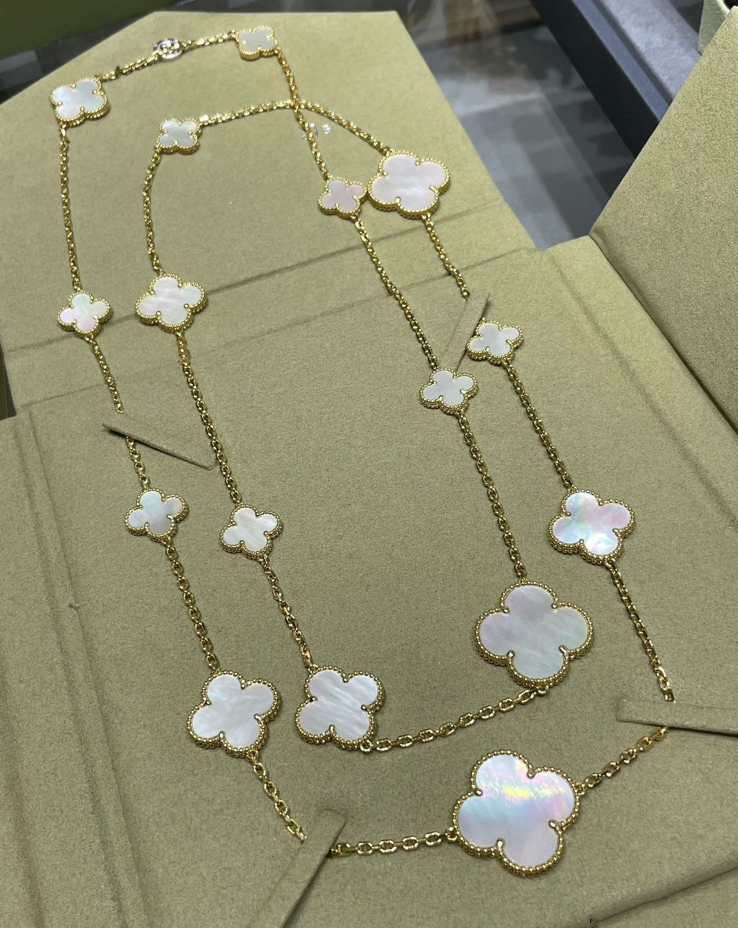 [Lumi Jewellery]CLOVER 16 MOTIF WHITE MOP GOLD NECKLACE