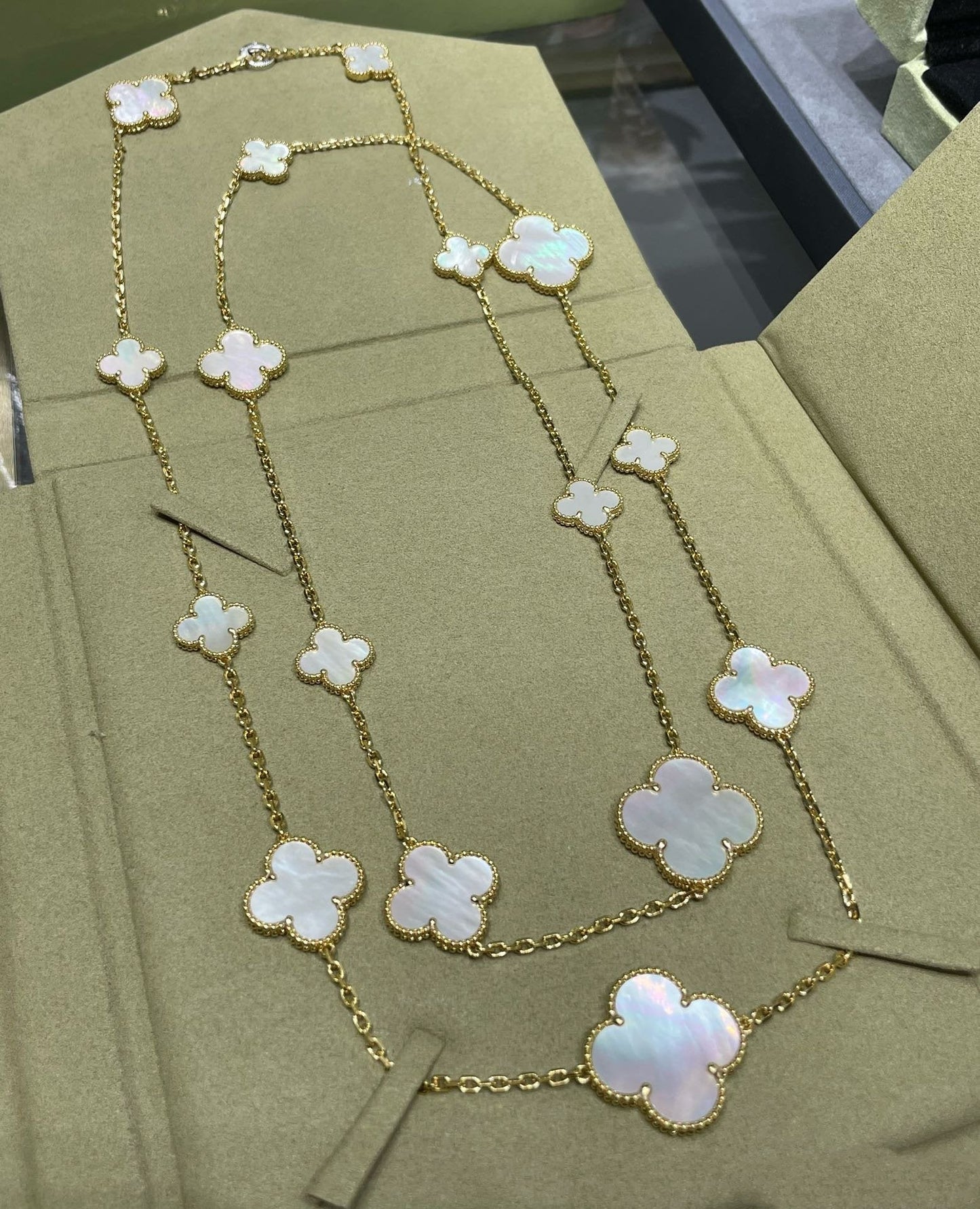 [Lumi Jewellery]CLOVER 16 MOTIF WHITE MOP GOLD NECKLACE