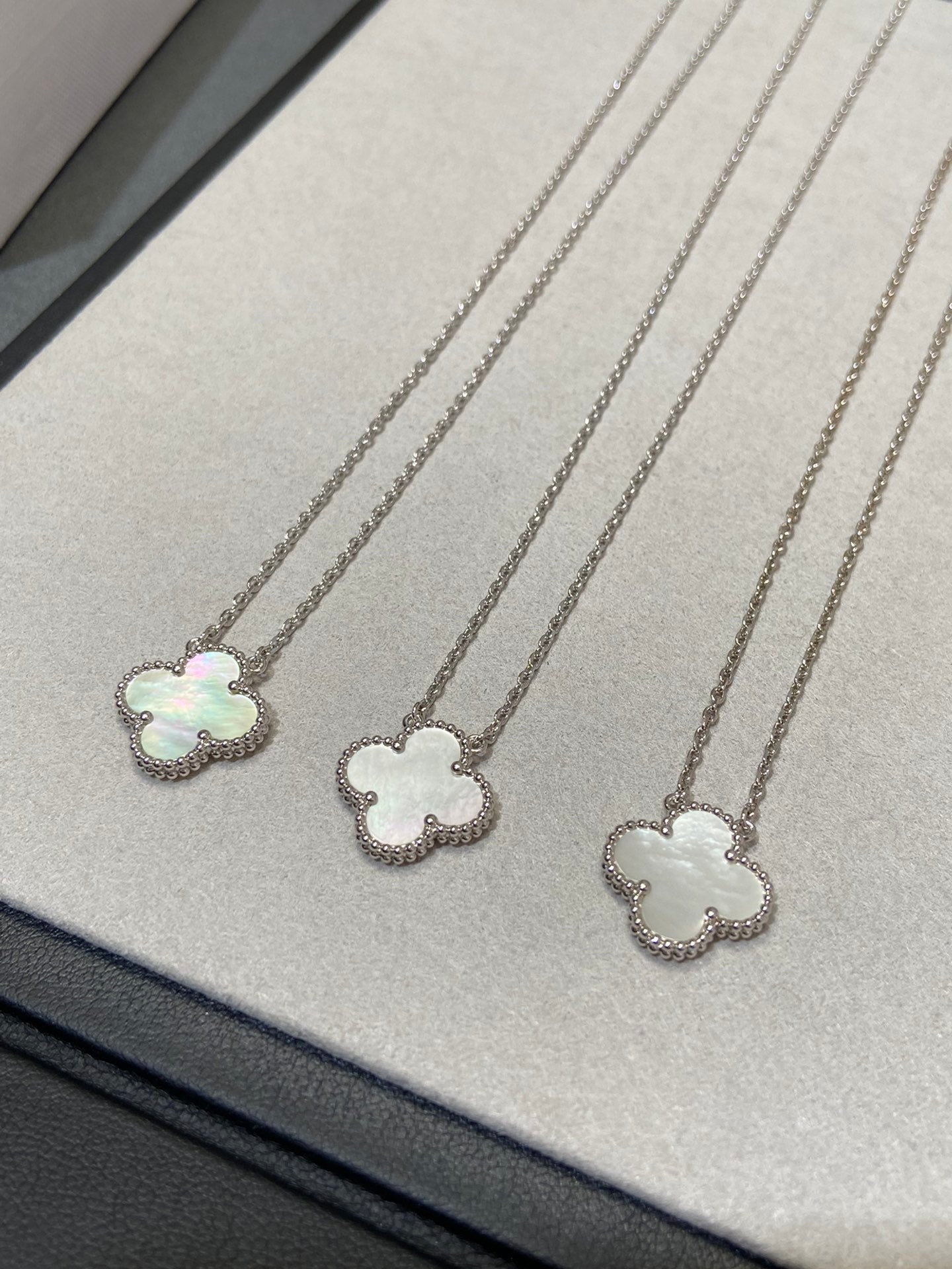 [Lumi Jewellery]CLOVER MEDIUM SILVER WHITE MOP NECKLACE