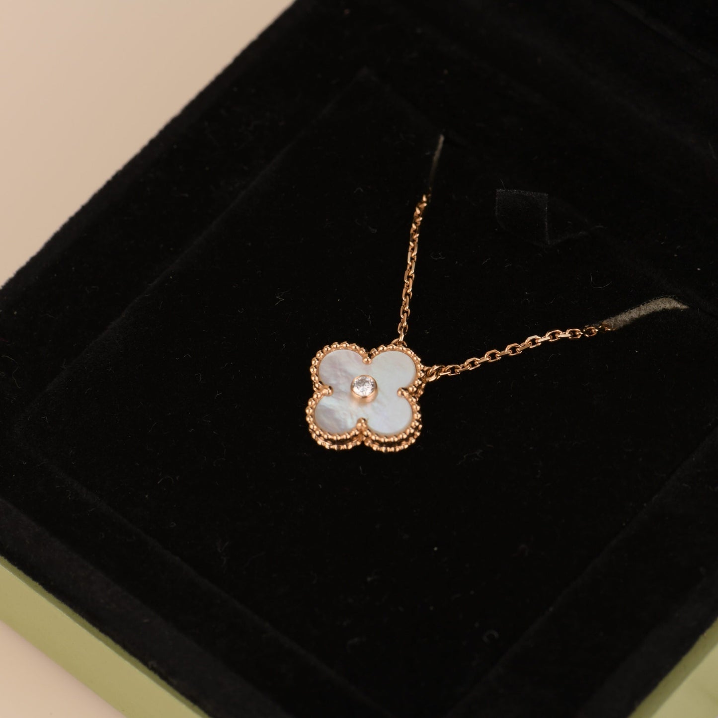 [Lumi Jewellery]CLOVER 15MM DIAMOND WHITE FRITILLARIA NECKLACE