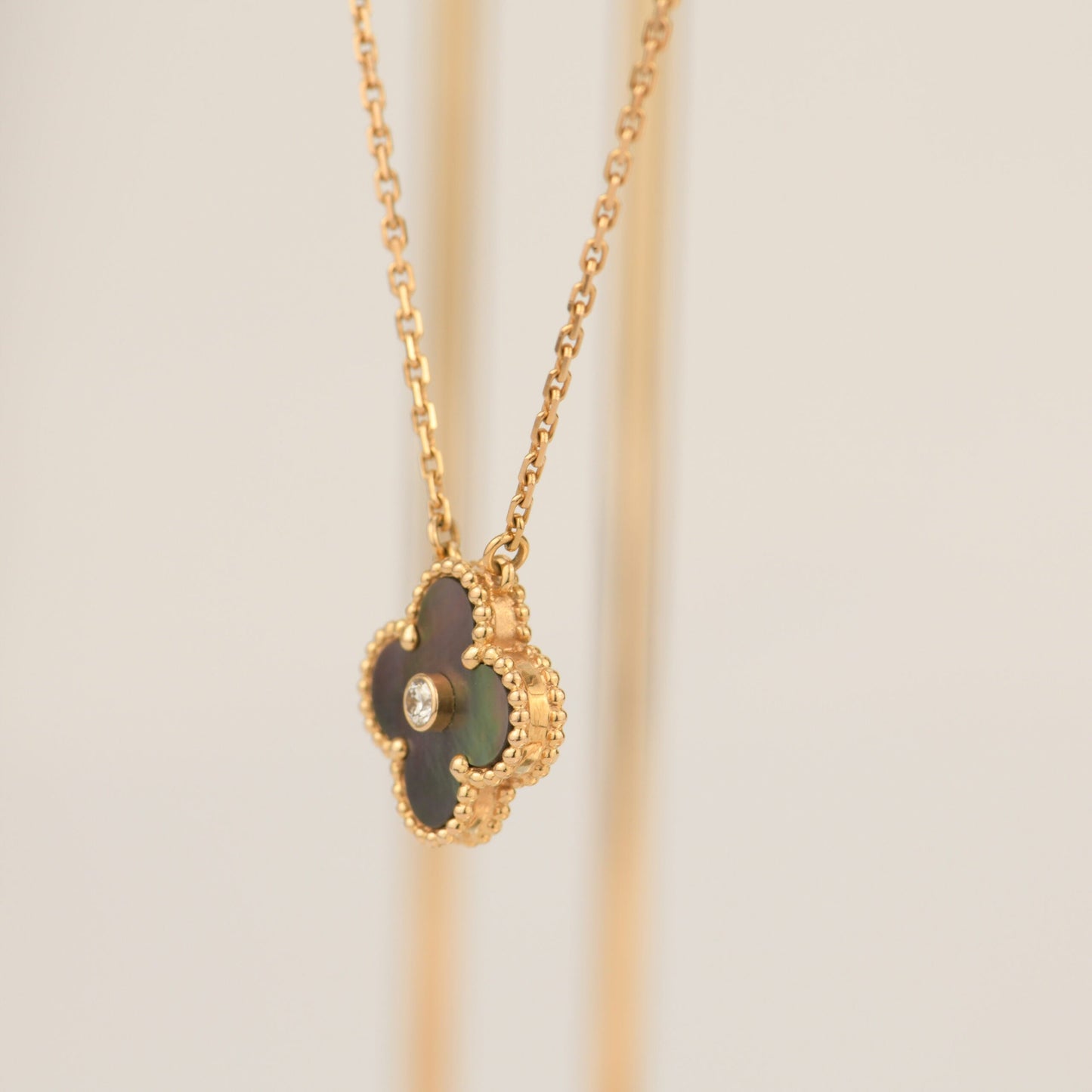 [Lumi Jewellery]CLOVER 15MM DIAMOND AND MOTHER-OF-GREY NECKLACE