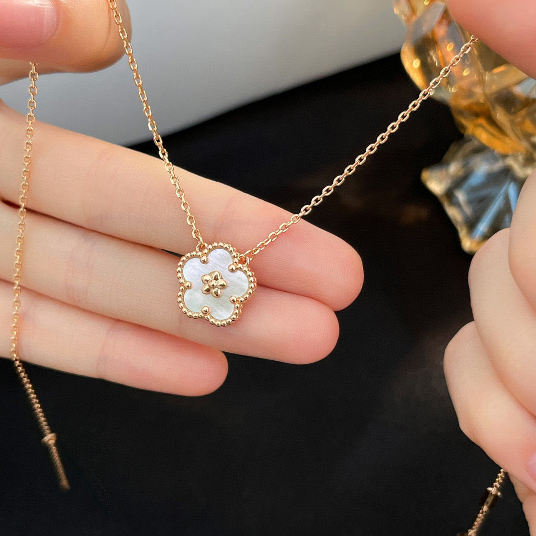 [Lumi Jewellery]LUCKY  WHITE MOP  PLUM BLOSSOM NECKLACE
