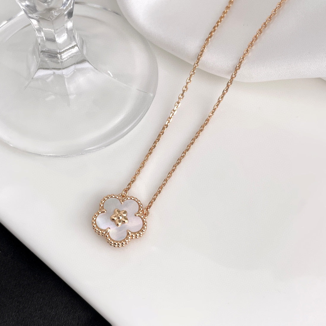 [Lumi Jewellery]LUCKY  WHITE MOP  PLUM BLOSSOM NECKLACE