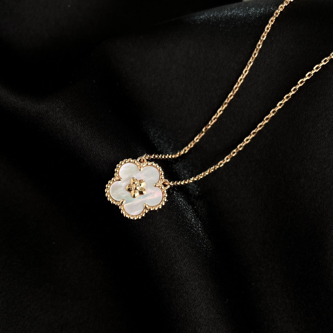 [Lumi Jewellery]LUCKY  WHITE MOP  PLUM BLOSSOM NECKLACE