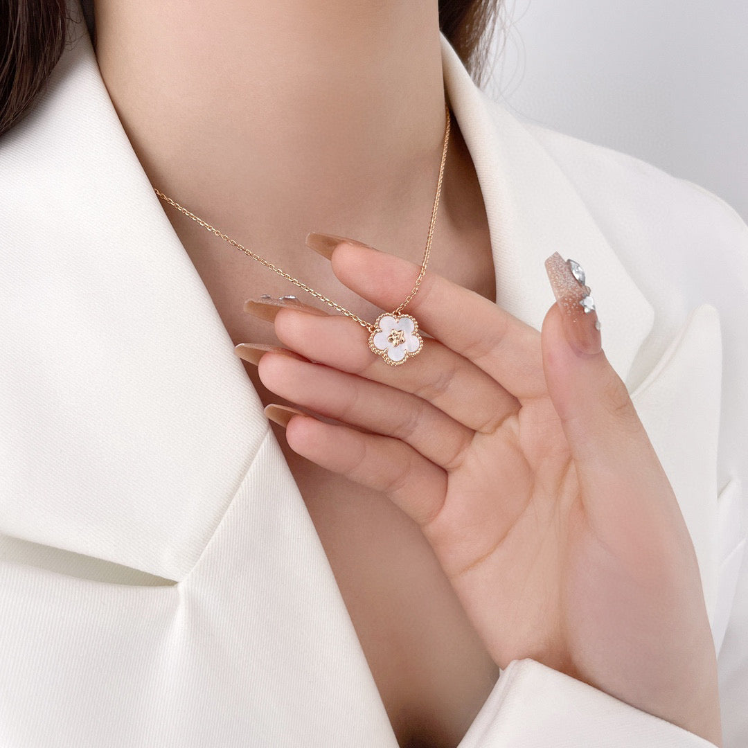[Lumi Jewellery]LUCKY  WHITE MOP  PLUM BLOSSOM NECKLACE