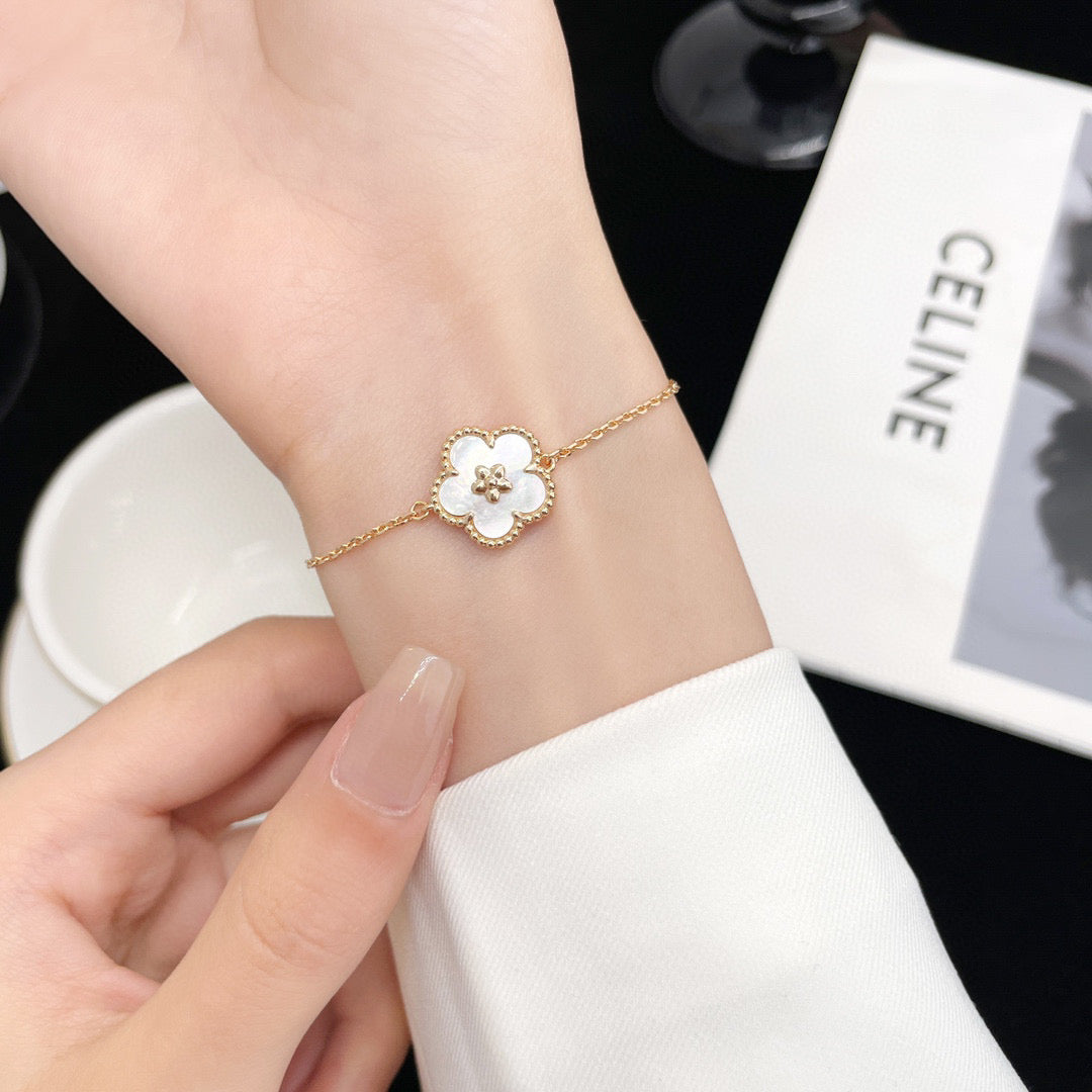 [Lumi Jewellery]LUCKY WHITE MOP PLUM BLOSSOM  BRACELET
