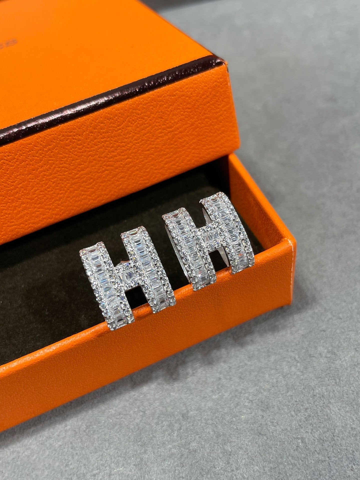 [Lumi Jewellery]H STUD EARRINGS WITH SILVER DIAMONDS