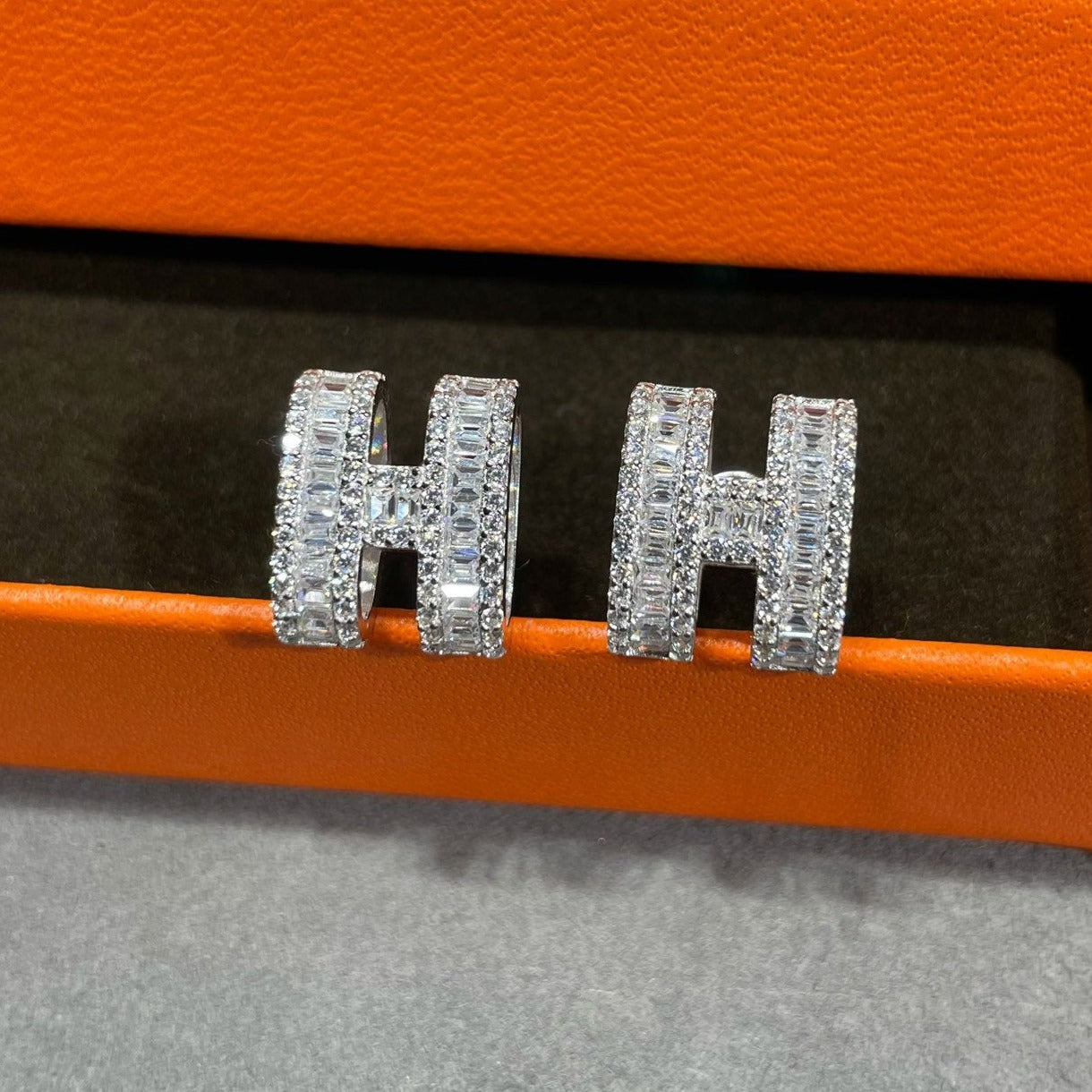 [Lumi Jewellery]H STUD EARRINGS WITH SILVER DIAMONDS
