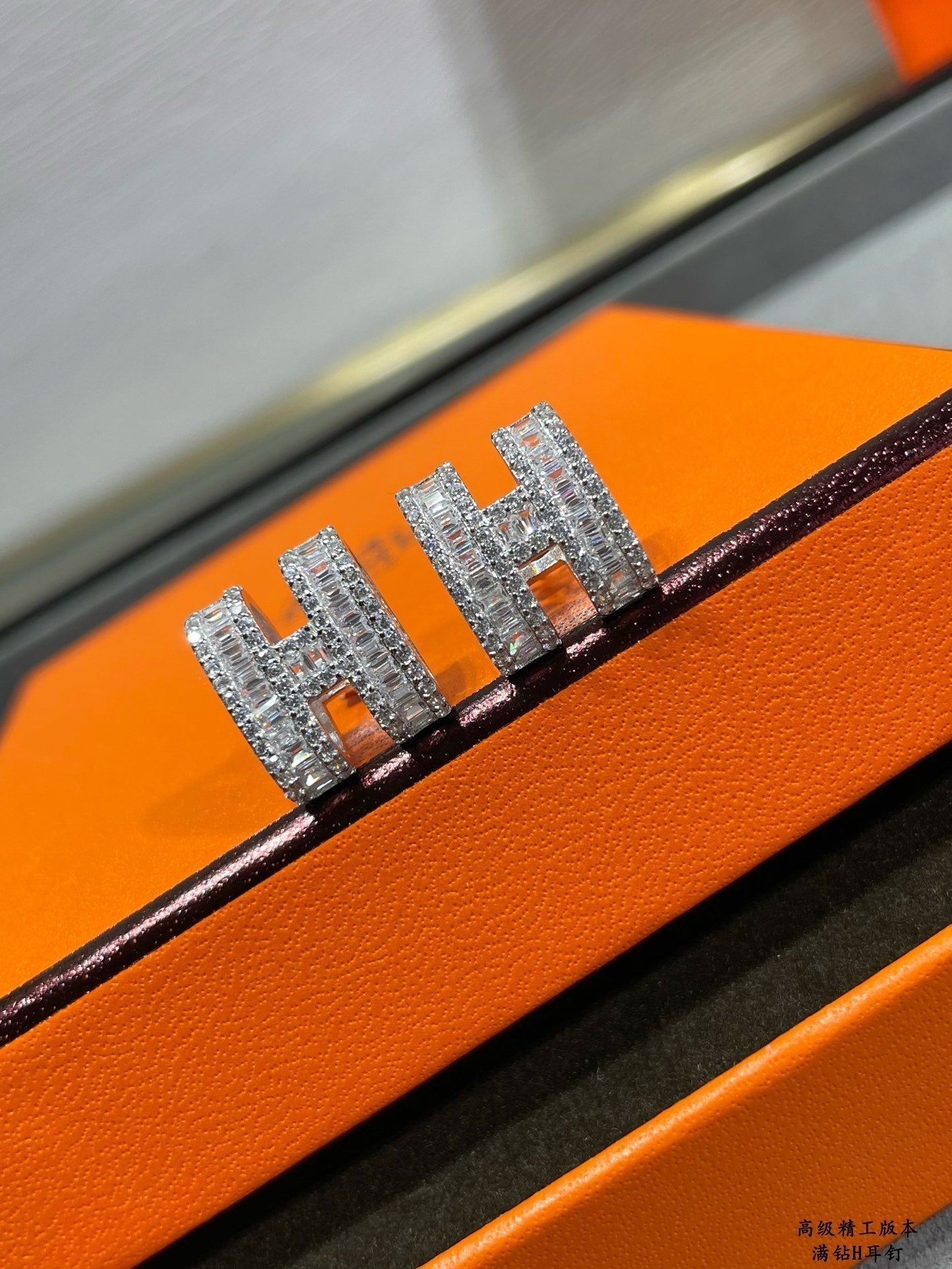 [Lumi Jewellery]H STUD EARRINGS WITH SILVER DIAMONDS