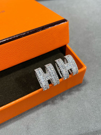 [Lumi Jewellery]H STUD EARRINGS WITH SILVER DIAMONDS