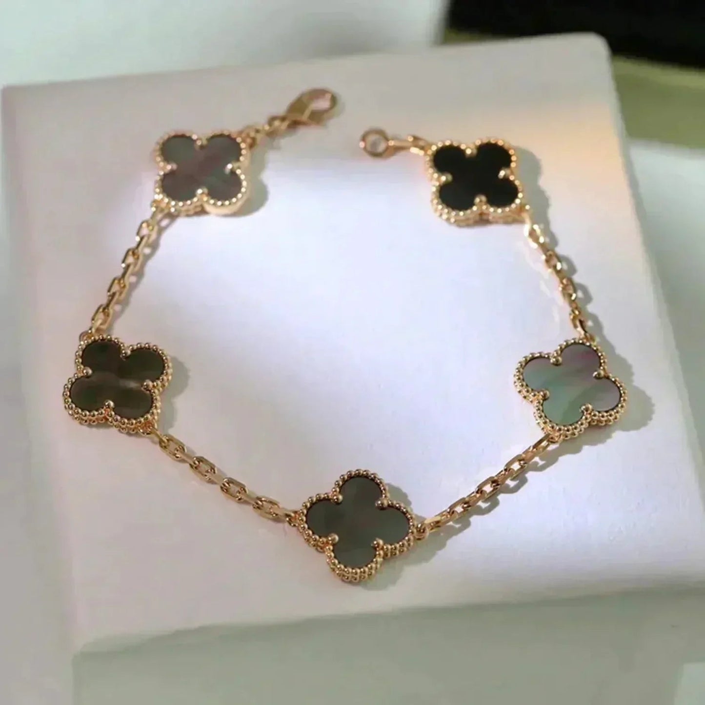 [Lumi Jewellery] CLOVER 5 MOTIF GRAY MOP BRACELET COLLECTION
