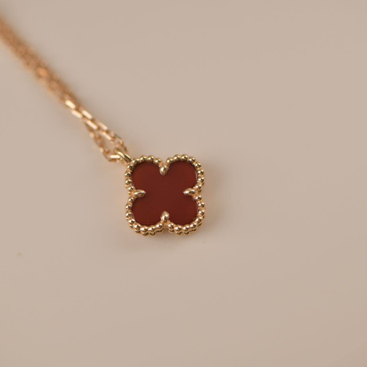 [Lumi Jewellery]CLOVER MINI 9.5MM WHITE CARNELIANS NECKLACE